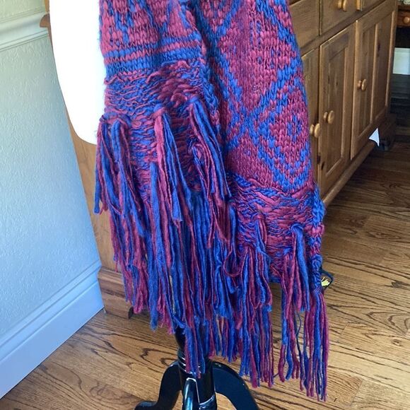 BCBGeneration New Fringe Neck 🧣 - Picture 2 of 13